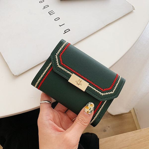 Γυναικείο πορτοφόλι με κέντημα και μεταλλικό στοιχείο