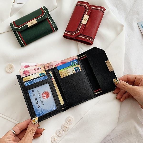 Γυναικείο πορτοφόλι με κέντημα και μεταλλικό στοιχείο