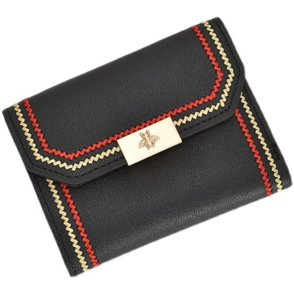 Γυναικείο πορτοφόλι με κέντημα και μεταλλικό στοιχείο