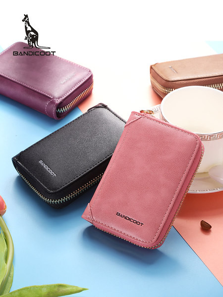 Γυναικείο μίνι πορτοφόλι για χρεωστικές κάρτες