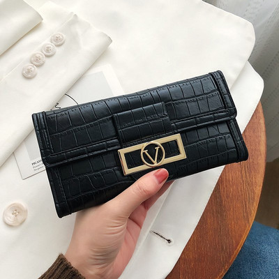 Γυναικείο πορτοφόλι δύο μοντέλα με διαμερίσματα και μεταλλικό στήριγμα