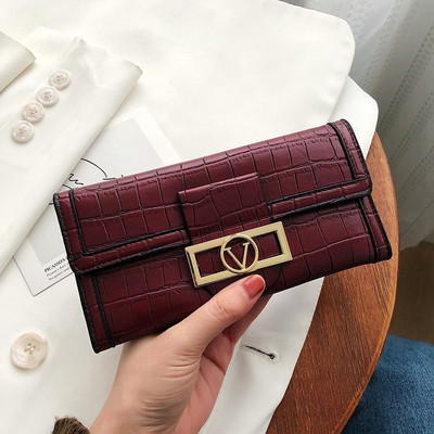 Γυναικείο πορτοφόλι δύο μοντέλα με διαμερίσματα και μεταλλικό στήριγμα