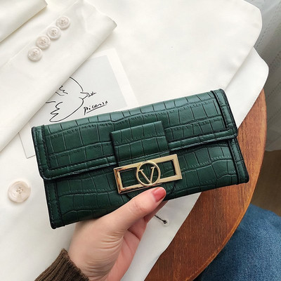 Γυναικείο πορτοφόλι δύο μοντέλα με διαμερίσματα και μεταλλικό στήριγμα