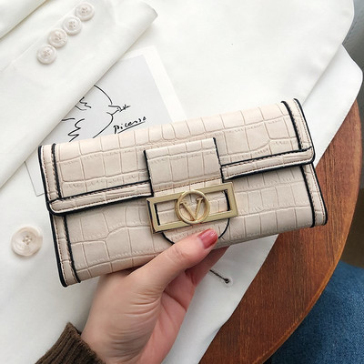 Γυναικείο πορτοφόλι δύο μοντέλα με διαμερίσματα και μεταλλικό στήριγμα