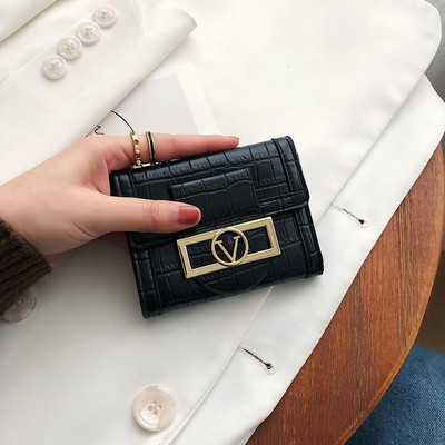 Γυναικείο πορτοφόλι δύο μοντέλα με διαμερίσματα και μεταλλικό στήριγμα