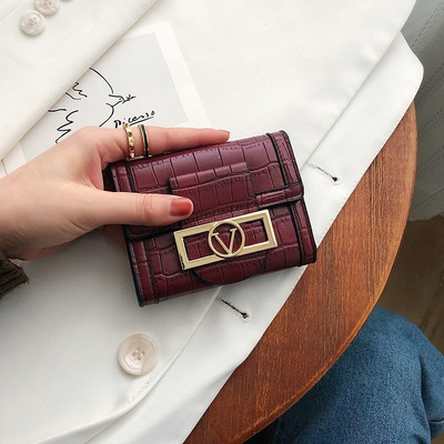 Γυναικείο πορτοφόλι δύο μοντέλα με διαμερίσματα και μεταλλικό στήριγμα