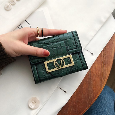 Γυναικείο πορτοφόλι δύο μοντέλα με διαμερίσματα και μεταλλικό στήριγμα