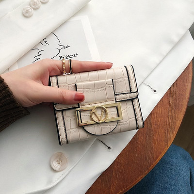 Γυναικείο πορτοφόλι δύο μοντέλα με διαμερίσματα και μεταλλικό στήριγμα