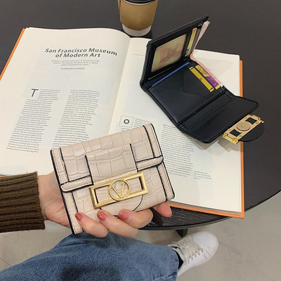 Γυναικείο πορτοφόλι δύο μοντέλα με διαμερίσματα και μεταλλικό στήριγμα