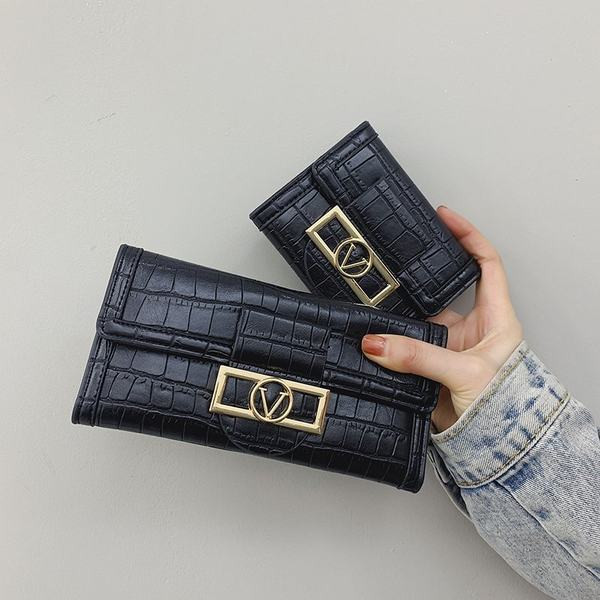 Γυναικείο πορτοφόλι δύο μοντέλα με διαμερίσματα και μεταλλικό στήριγμα