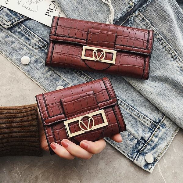 Γυναικείο πορτοφόλι δύο μοντέλα με διαμερίσματα και μεταλλικό στήριγμα