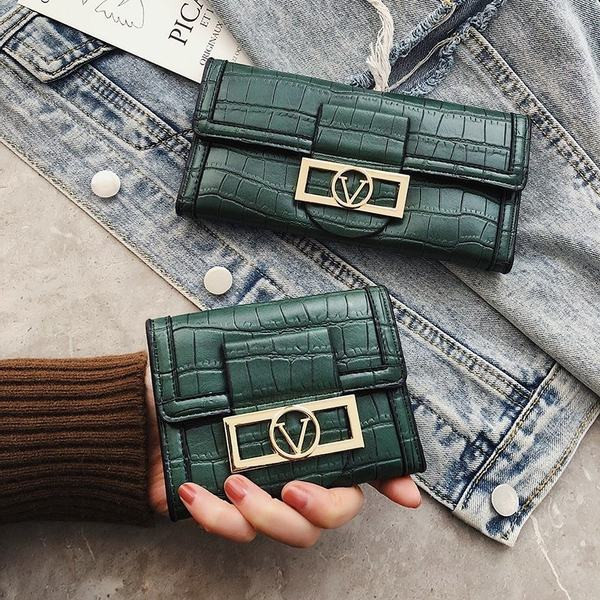 Γυναικείο πορτοφόλι δύο μοντέλα με διαμερίσματα και μεταλλικό στήριγμα