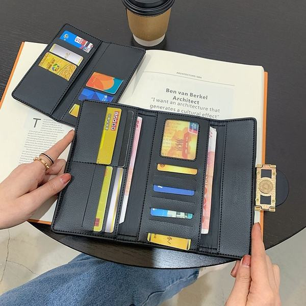 Γυναικείο πορτοφόλι δύο μοντέλα με διαμερίσματα και μεταλλικό στήριγμα