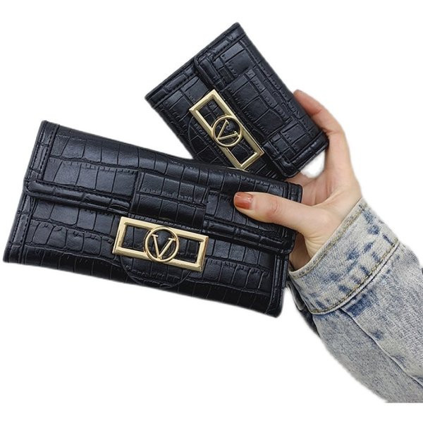 Γυναικείο πορτοφόλι δύο μοντέλα με διαμερίσματα και μεταλλικό στήριγμα