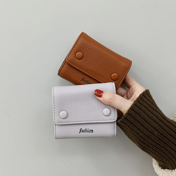 Γυναικείο μικρό έκο δερμάτινο πορτοφόλι με μεταλλική στερέωση και επιγραφή