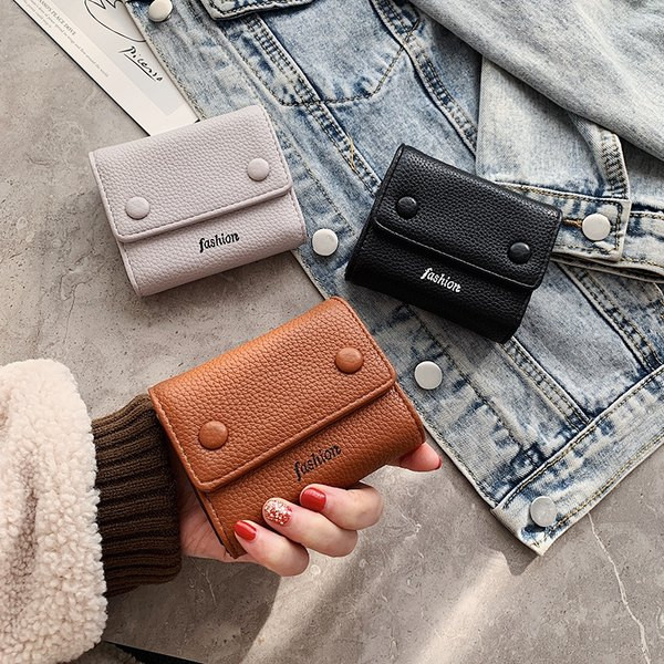 Γυναικείο μικρό έκο δερμάτινο πορτοφόλι με μεταλλική στερέωση και επιγραφή