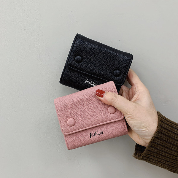 Γυναικείο μικρό έκο δερμάτινο πορτοφόλι με μεταλλική στερέωση και επιγραφή