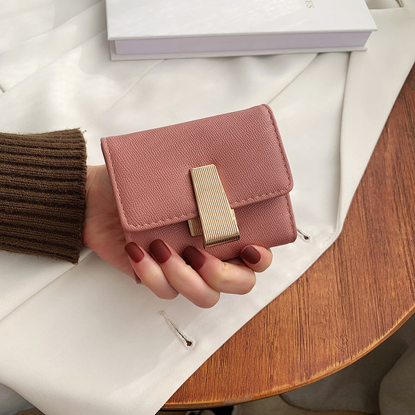 Mazs ādas maciņš ar metāla aizdari