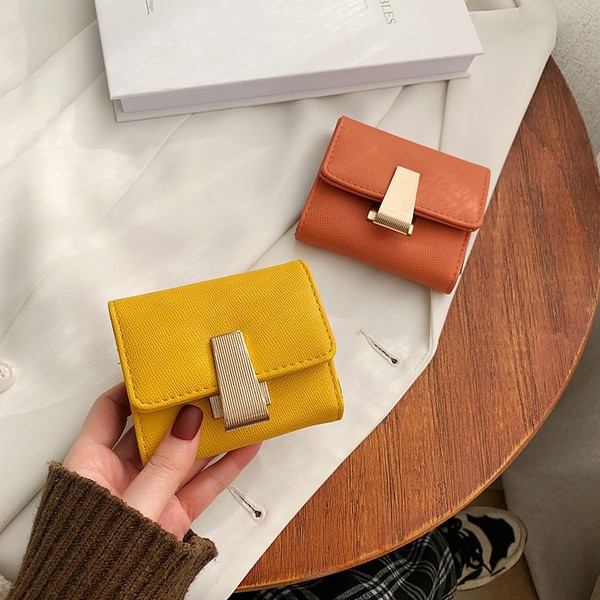 Mazs ādas maciņš ar metāla aizdari