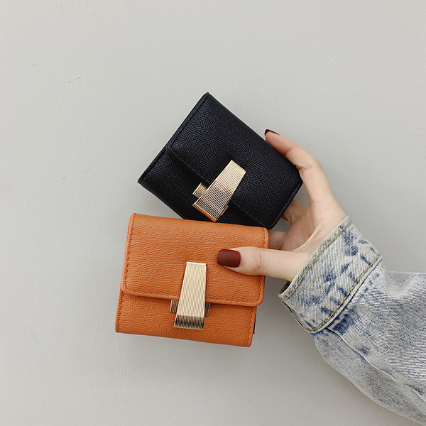 Mazs ādas maciņš ar metāla aizdari