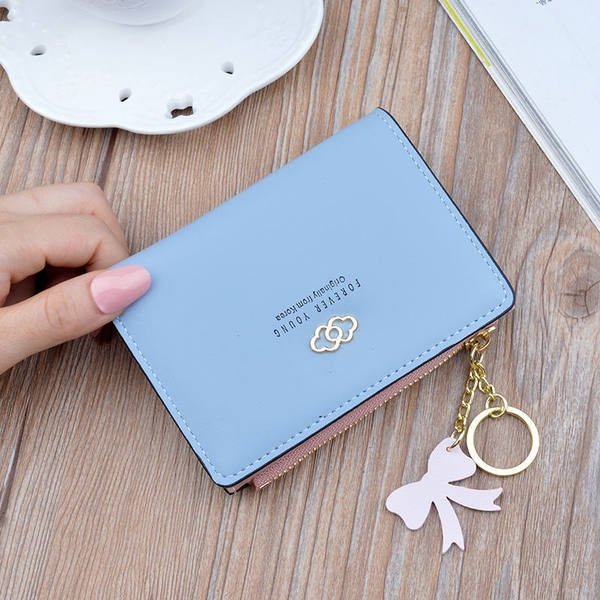 Καθημερινό γυναικείο πορτοφόλι με μεταλλικά στοιχεία και μενταγιόν