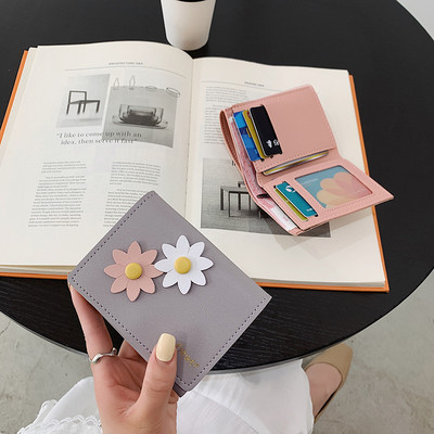 Γυναικείο πορτοφόλι με τρισδιάστατο στοιχείο και επιγραφή - οικολογικό δέρμα