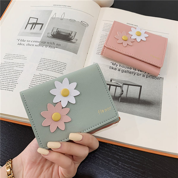 Γυναικείο πορτοφόλι με τρισδιάστατο στοιχείο και επιγραφή - οικολογικό δέρμα