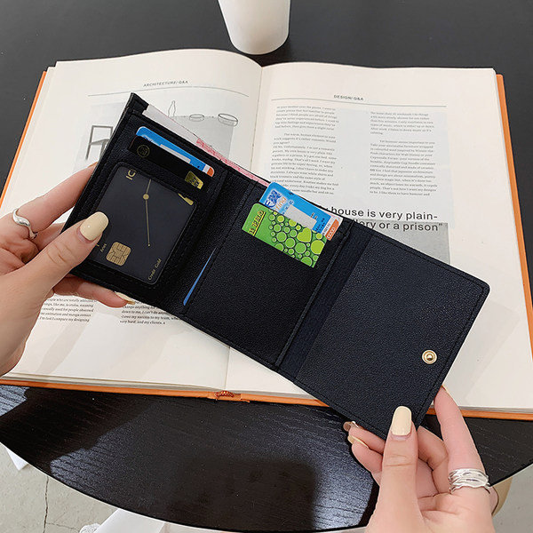 Γυναικείο πορτοφόλι με τρισδιάστατο στοιχείο και επιγραφή - οικολογικό δέρμα