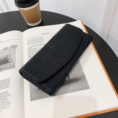 Γυναικείο μακρύ δερμάτινο πορτοφόλι με μεταλλική στερέωση