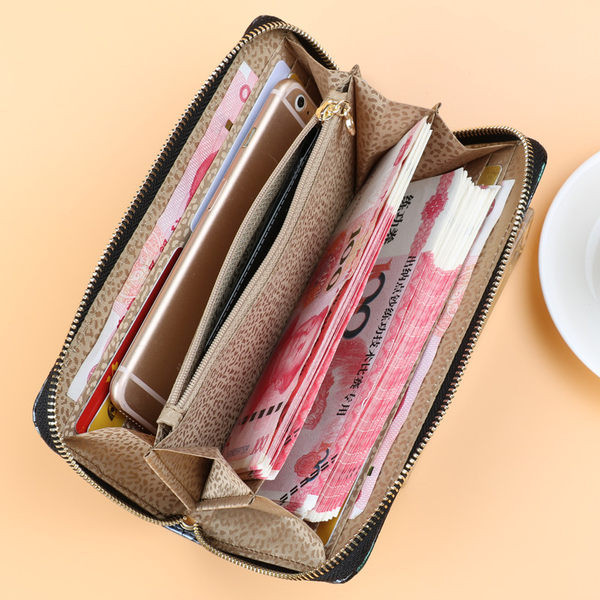 Νέο μοντέλο πορτοφολιού με εφαρμογή χρώματος