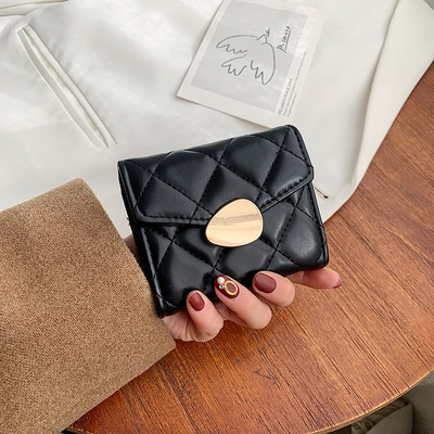 Μίνι γυναικείο πορτοφόλι με μεταλλικό στοιχείο και στερέωση