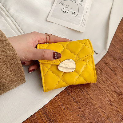 Μίνι γυναικείο πορτοφόλι με μεταλλικό στοιχείο και στερέωση