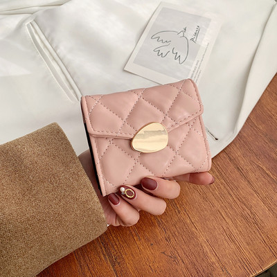 Μίνι γυναικείο πορτοφόλι με μεταλλικό στοιχείο και στερέωση