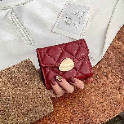 Μίνι γυναικείο πορτοφόλι με μεταλλικό στοιχείο και στερέωση