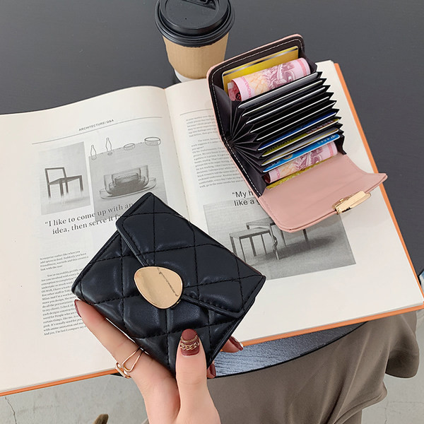 Μίνι γυναικείο πορτοφόλι με μεταλλικό στοιχείο και στερέωση