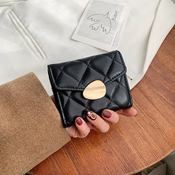 Μίνι γυναικείο πορτοφόλι με μεταλλικό στοιχείο και στερέωση