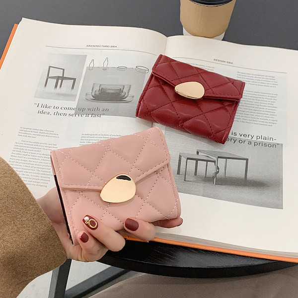 Μίνι γυναικείο πορτοφόλι με μεταλλικό στοιχείο και στερέωση