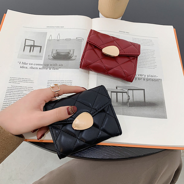 Μίνι γυναικείο πορτοφόλι με μεταλλικό στοιχείο και στερέωση