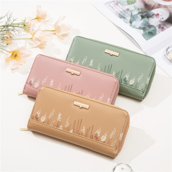 Καθημερινό γυναικείο πορτοφόλι με φερμουάρ και μεταλλική διακόσμηση