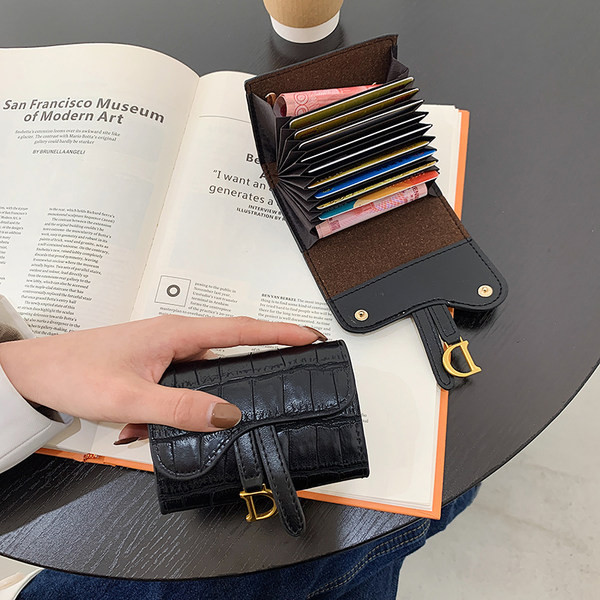 Γυναικείο έκο δερμάτινο πορτοφόλι με μεταλλικό αξεσουάρ