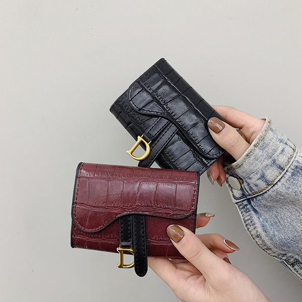 Γυναικείο έκο δερμάτινο πορτοφόλι με μεταλλικό αξεσουάρ