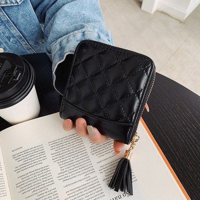 Γυναικείο πορτοφόλι με φούντα και μεταλλικό στοιχείο