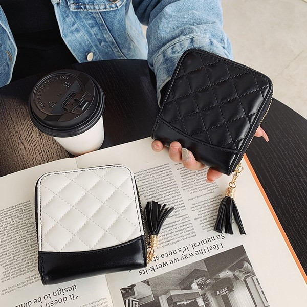 Γυναικείο πορτοφόλι με φούντα και μεταλλικό στοιχείο