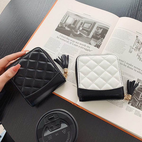 Γυναικείο πορτοφόλι με φούντα και μεταλλικό στοιχείο