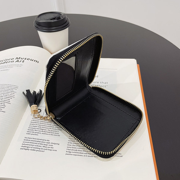 Γυναικείο πορτοφόλι με φούντα και μεταλλικό στοιχείο