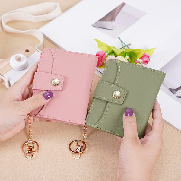 Έκο δερμάτινο μικρό γυναικείο πορτοφόλι  με μεταλλικό μενταγιόν