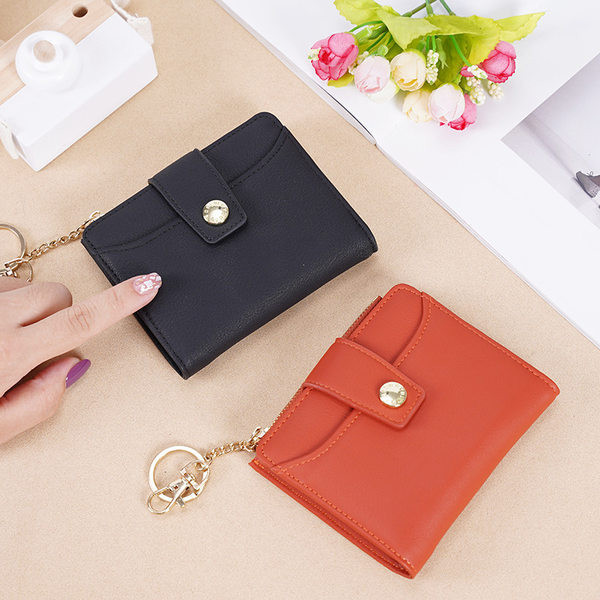 Έκο δερμάτινο μικρό γυναικείο πορτοφόλι  με μεταλλικό μενταγιόν