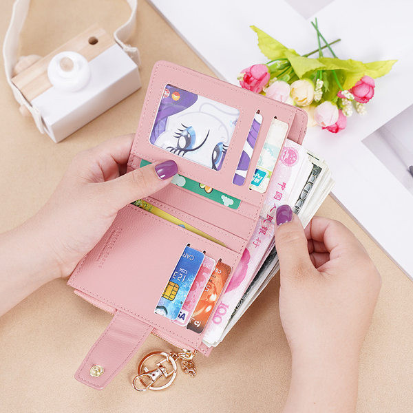 Έκο δερμάτινο μικρό γυναικείο πορτοφόλι  με μεταλλικό μενταγιόν