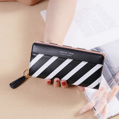 Κομψό γυναικείο πορτοφόλι με φούντα και φερμουάρ σε δύο χρώματα