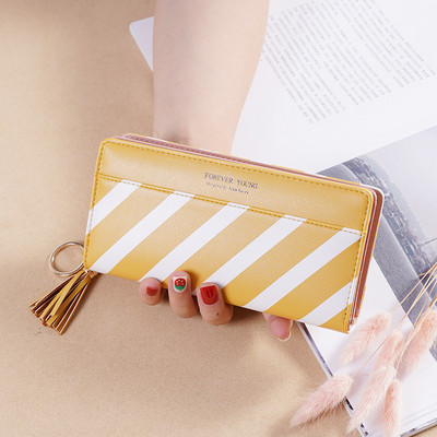 Κομψό γυναικείο πορτοφόλι με φούντα και φερμουάρ σε δύο χρώματα